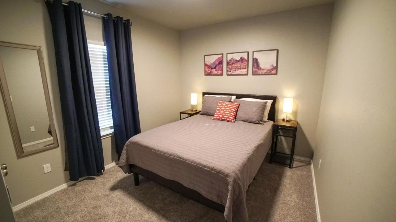 Rock & Roll House, Fiber Internet, Roku Tv, Washer & Dryer, By Dt Chickasha & Leg Lamp! Zewnętrze zdjęcie